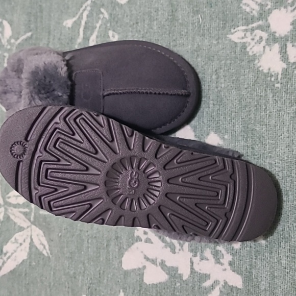 Womens size 9 slippers - Picture 3 of 3